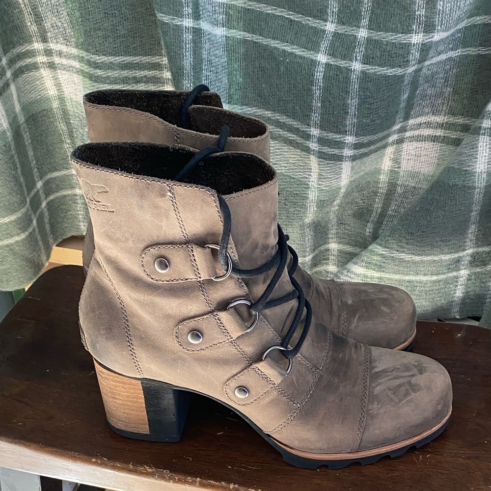 Sorel Addington stacked heel lugg sole lace up military look ankle boot  10.5